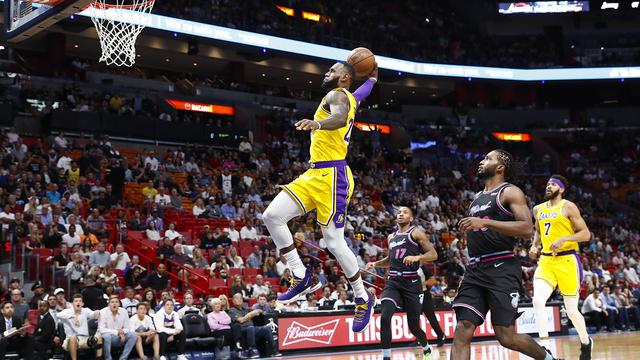 Aksi LeBron James saat mencetak 51 poin kala Lakers bersua Heat di lanjutan NBA
