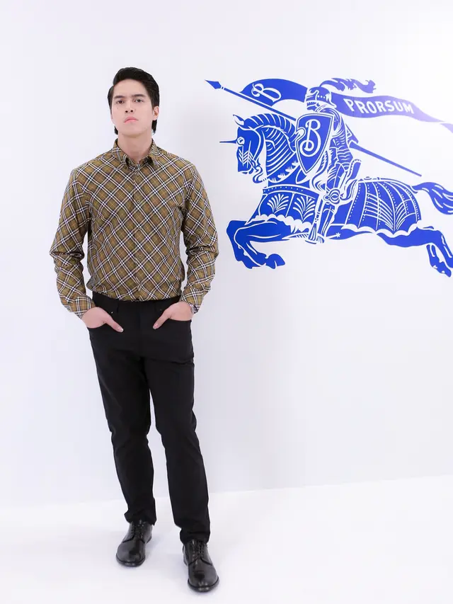 6 Gaya Couple El Rumi dan Syifa Hajdu Tampil Serasi saat Hadiri Acara Burberry Outerwear 2024 Bersama