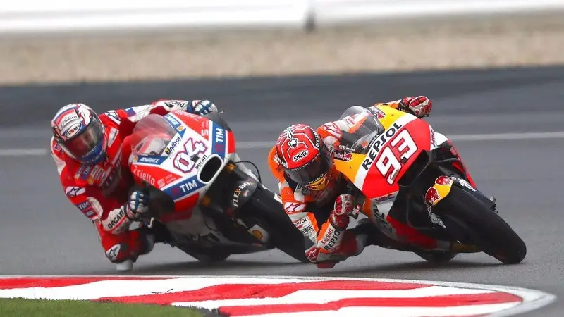 Marc Marquez dan Andrea Dovizioso (belakang).