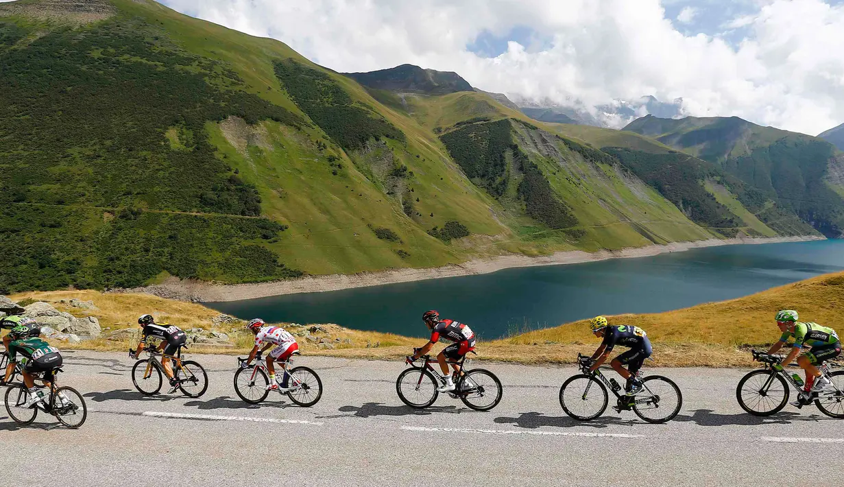 Para Pembalap sepeda beradu cepat untuk menjadi yang terdepan di gelaran Tour de France, pegunungan Alpen, Perancis,  (23/7/2015). Peserta menempuh jarak sepanjang  186,5 km dari gap finis di Saint - Jean - de –Maurienne. (REUTERS/Stefano Rellandini)