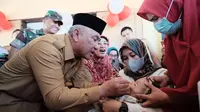 Wali Kota Depok memberikan imunisasi polio kepada balita di Posyandu Delima Perumahan Benteng, Kecamatan Cilodong, Kota Depok. (Istimewa)