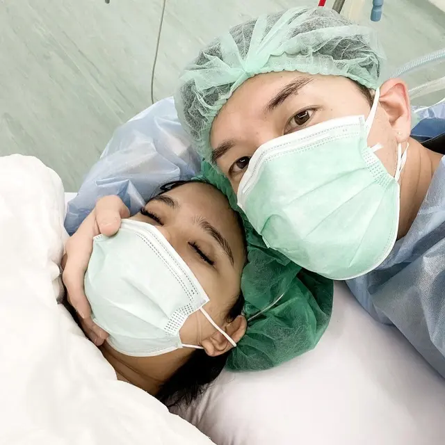 Momen 6 Seleb Pria Dampingi Istri Lahiran Anak Pertama, Penuh Haru Bahagia