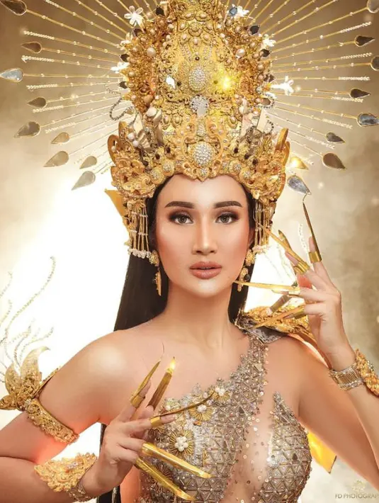 11. Kostum Bella Aprilia ini identik dengan nuansa abu-abu, emas, dan perak. Desain gaun one off shoulder, dengan detail potongan tinggi di bagian depan. (Instagram/yayasanduniamegabintang).