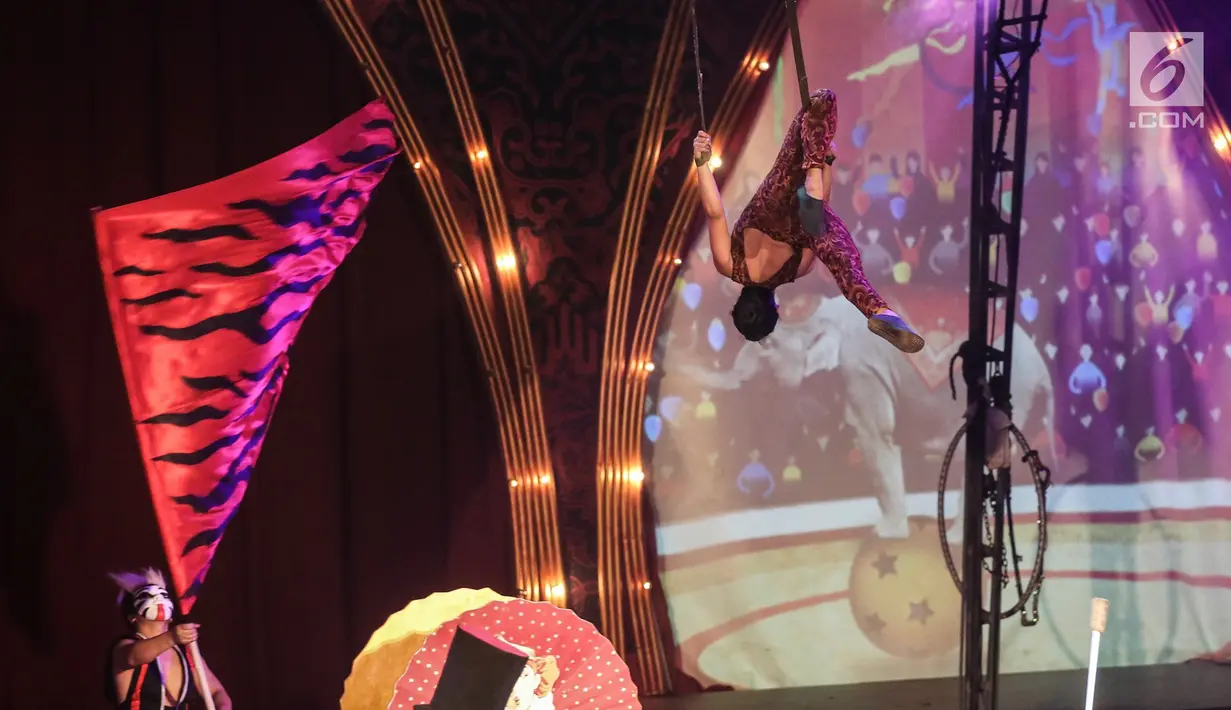 Pemain Oriental Circus Indonesia menunjukkan akrobat dalam The Great 50 Show di GBK, Senayan, Jakarta, Jumat (14/12). Pertunjukan yang digelar pada 14 Desember - 17 Januari ini bekerja sama dengan sirkus internasional. (Liputan6.com/Fery Pradolo)