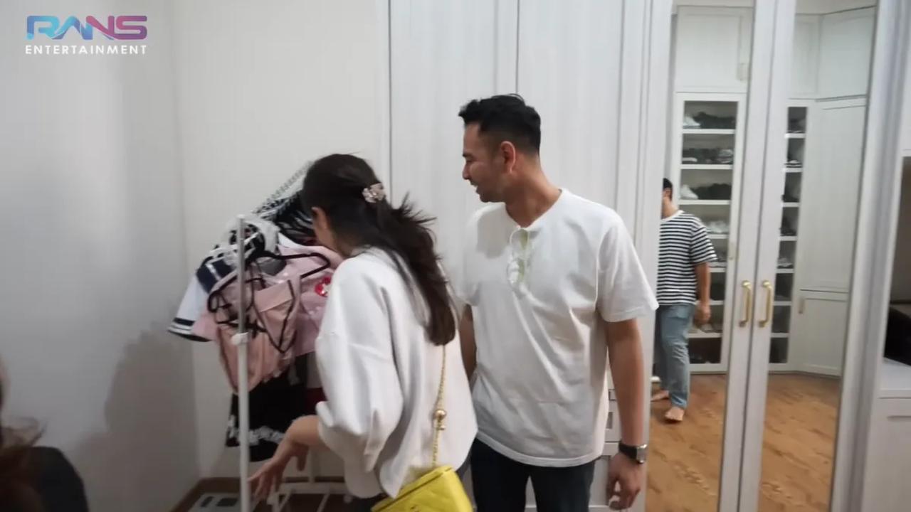 Saat berada di ruang wardrobe, Raffi melihat ada koleksi 'seragam dinas' Kiky Saputri yang disimpan di pojok ruang wardrobe.&nbsp;