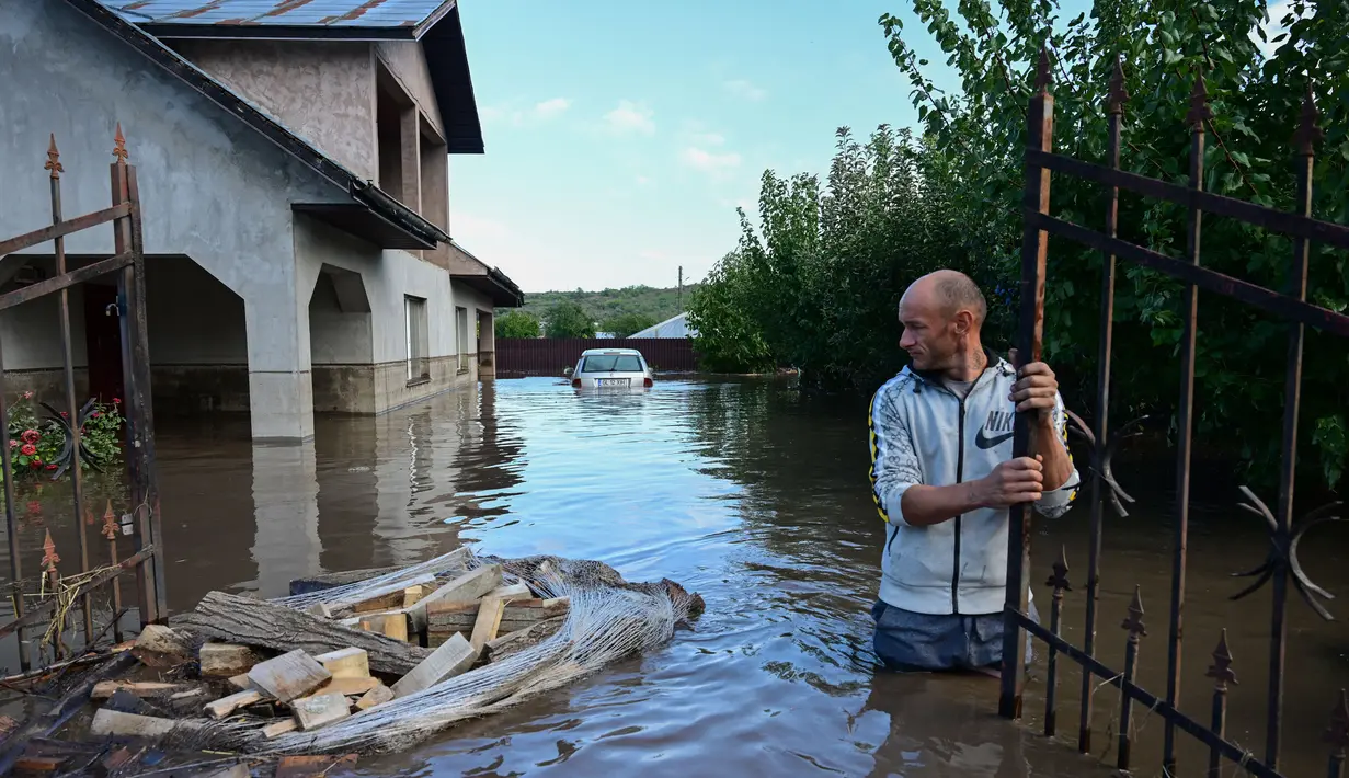Rumania mencatat, ini menjadi curah hujan 24 jam tertinggi dalam 100 tahun terakhir, menyebabkan ratusan orang terjebak banjir dan menunggu penyelamatan. (Daniel MIHAILESCU/AFP)