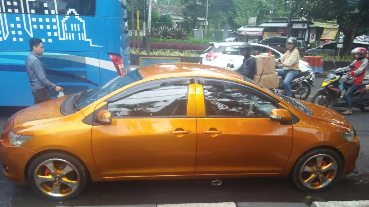 Nyeleneh, Mobil Ini Tidak Ada Bagian Belakangnya (Foto:Istimewa)