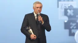 Pelatih Real Madrid, Carlo Ancelotti memberikan sambutan saat memenangkan penghargaan pelatih terbaik FIFA 2024 dalam acara FIFA Awards 2024 yang berlangsung di Doha, Qatar, Selasa (18/12/2024) waktu setempat. (AP Photo/Hussein Sayed)