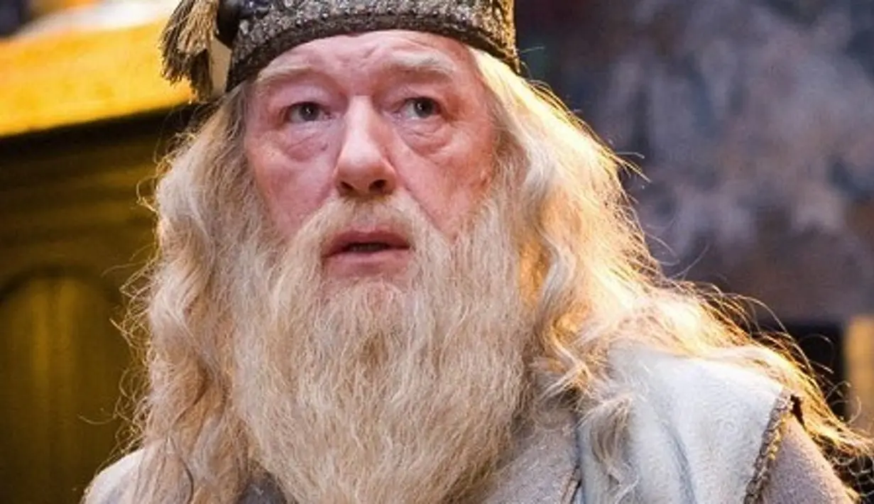 Dikisahkan, Dumbledore jatuh cinta pada teman sesama penyihirnya, Grindelwald, yang kemudian menjadi musuhnya.(Warner Bros.)