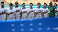 Tim sepak bola Uzbekistan menyanyikan lagu kebangsaan sebelum melawan Hong Kong saat babak 16 besar pada Asian Games 2018 di Stadion Wibawa Mukti, Cikarang, Jawa Barat, Kamis (23/8). ANTARA FOTO/INASGOC/Djuli Pamungkas/Sup/18