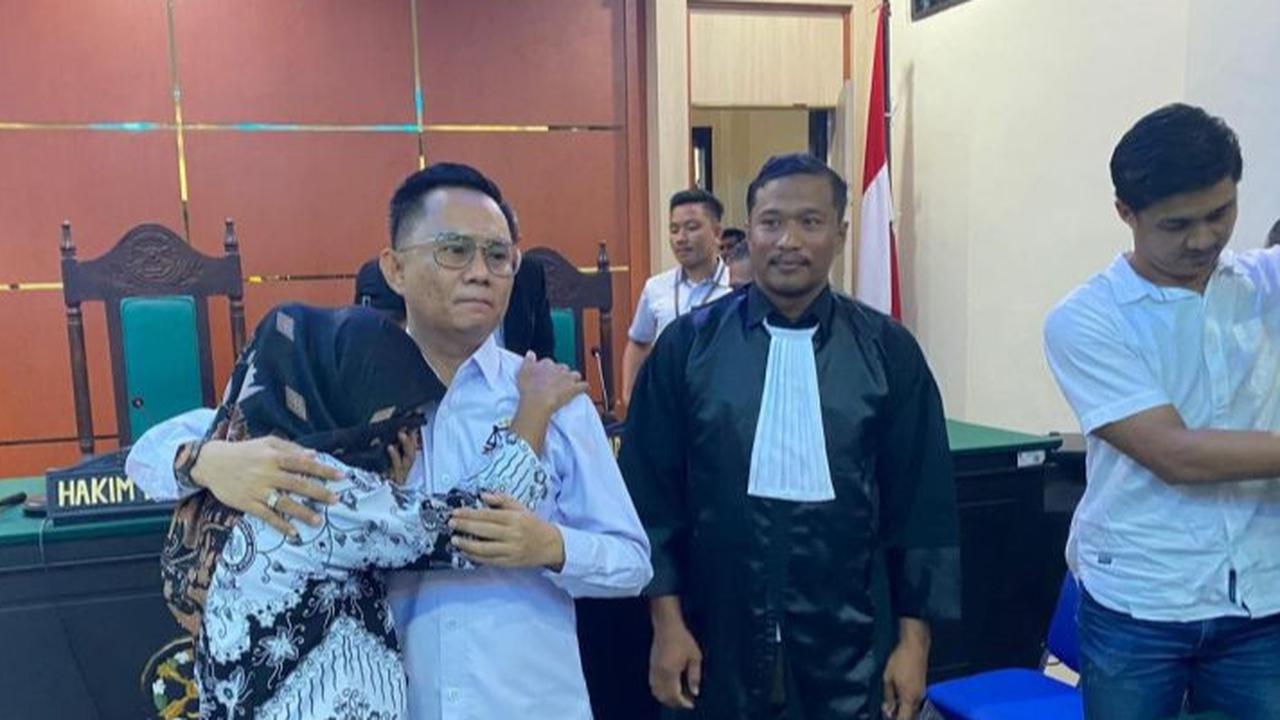 Guru Honorer Supriyani Divonis Bebas, Tangis Haru Keluarga dan Rekan Kerja Pecah di Ruang Sidang