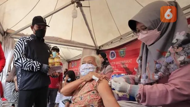 Vaksinasi Covid-19 berhadian minyak goreng di Kota Madiun (Liputan6.com/istimewa)