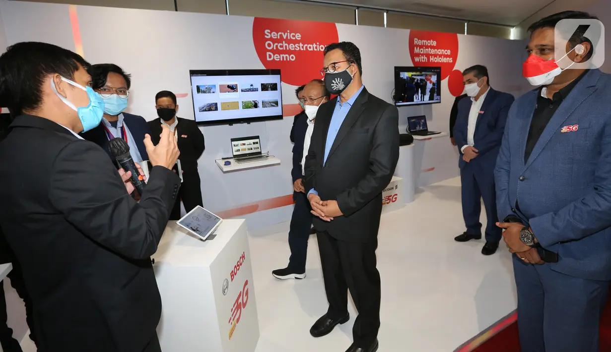 Gubernur DKI Jakarta, Anies Baswedan meninjau booth bosch pada peluncuran layanan 5G Indosat Ooredoo di Jakarta Kamis (26/8/2021). Bosch Indonesia memperkenalkan Phantom, solusi pemantauan energi berbasis cloud, yang menerapkan kecerdasan buatan (Artificial Intelligence). (Liputan6.com/Fery Pradolo)