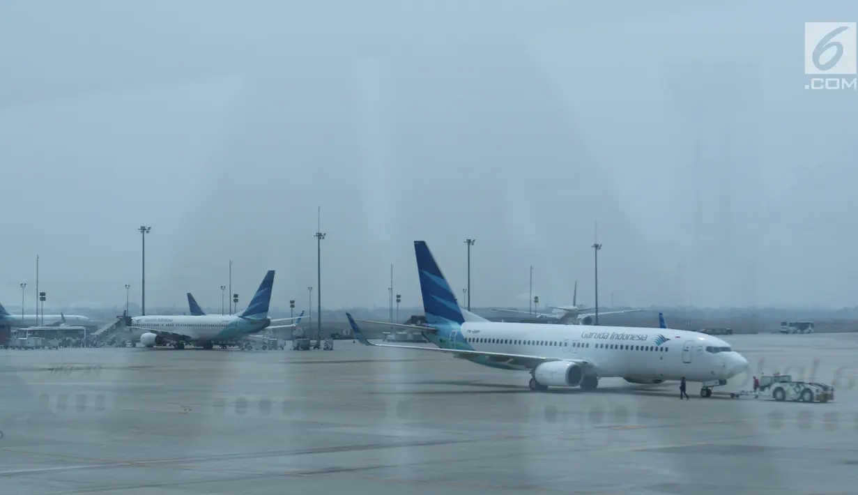 Pesawat Garuda Indonesia terparkir di Terminal 3 bandara Soekarno Hatta, Tangerang, Banten, Rabu (24/7/2019). Maskapai penerbangan Garuda Indonesia  mengeluarkan kebijakan terbaru terkait pengambilan gambar ataupun video di dalam pesawat oleh penumpang ataupun awak kabin. (Liputan6.com/Angga Yuniar)