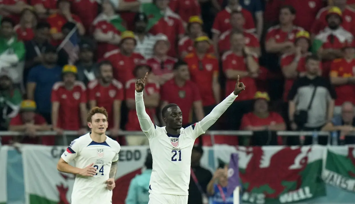 <p>Penyerang Amerika Serikat, Tim Weah merayakan setelah mencetak gol pembuka ke gawang Wales pada pertandingan grup B Piala Dunia 2022 Qatar di Stadion Ahmad Bin Ali di Doha, Qatar, Selasa (22/11/2022). Dengan hasil tersebut Wales berada di posisi kedua klasemen Grup B dengan satu poin, dan Amerika Serikat di peringkat ketiga. Sementara Inggris memimpin dengan tiga poin dan Iran di posisi buncit. (AP Photo /Francisco Seco)</p>