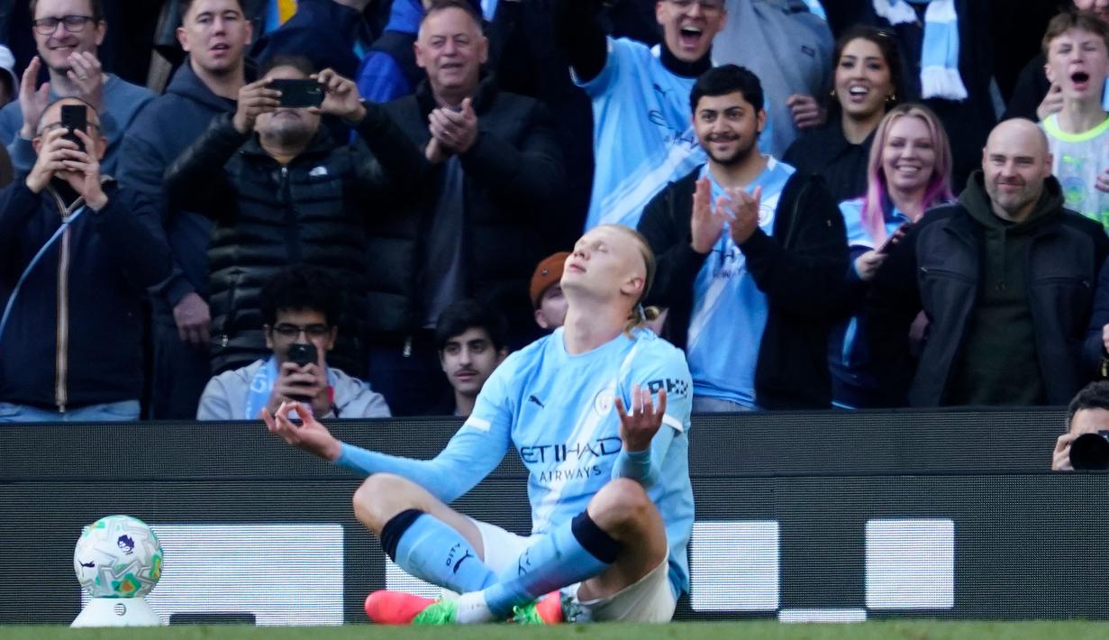 Kemenangan 2-1 membuat Manchester City memanaskan perebutan juara Liga Inggris musim 2025/2026. Kini, The Cityzens hanya terpaut tiga poin dari Arsenal sebagai pemuncak klasemen dengan masih menyisakan satu pertandingan. (AP Photo/Dave Thompson)