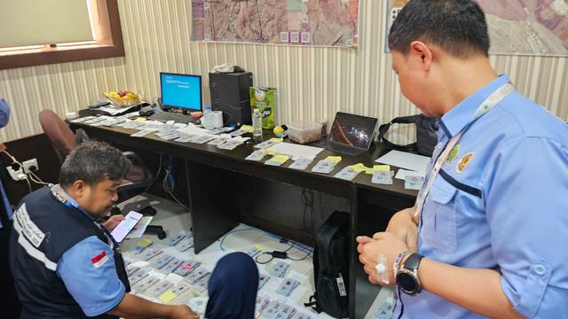 Bahu-membahu Petugas Bantu Kebut Distribusi Kartu Nusuk Jemaah Haji di H-2 Jelang Armuzna