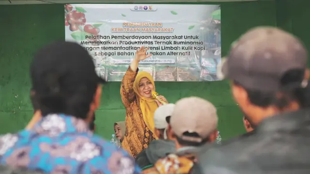 Tim Dosen Pulang Kampung (Dospulkam) IPB University mengadakan pengabdian masyarakat dengan menyodorkan solusi pemanfaatan limbah kulit kopi di Ciwidey, Kabupaten Bandung, Jawa Barat.