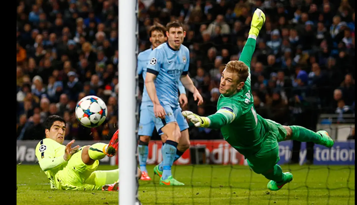 Kiper Manchester City, Joe Hart Gagal menghalau bola hasil sepakan Luis Suarez di laga 16 besar Liga Champions di Stadion Etihad, Manchester, Inggris  (24/2/2015). Barcelona unggul 2-0 atas Man City.(Reuters/Darren Staples)