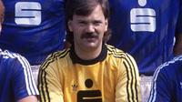 Penjaga gawang SV Darmstadt, Wilhelm Huxhorn, pernah mencetak gol dari jarak 102 meter pada 1985. (dok. t-online)