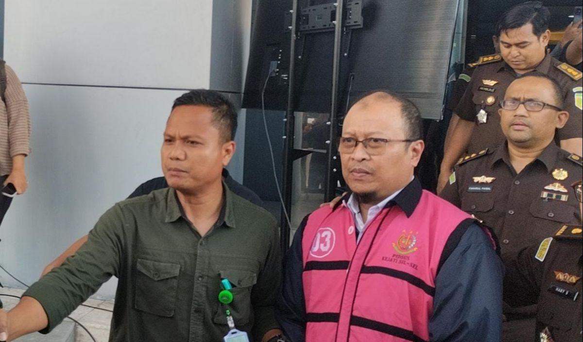 Selain itu, Haris juga dituntut mengganti uang polis asuransi di AJB Bumiputera sebesar Rp1,3 miliar yang dicairkan untuk Wali Kota dan Wakil Wali Kota Makassar pada tahun 2016-2018.<br>