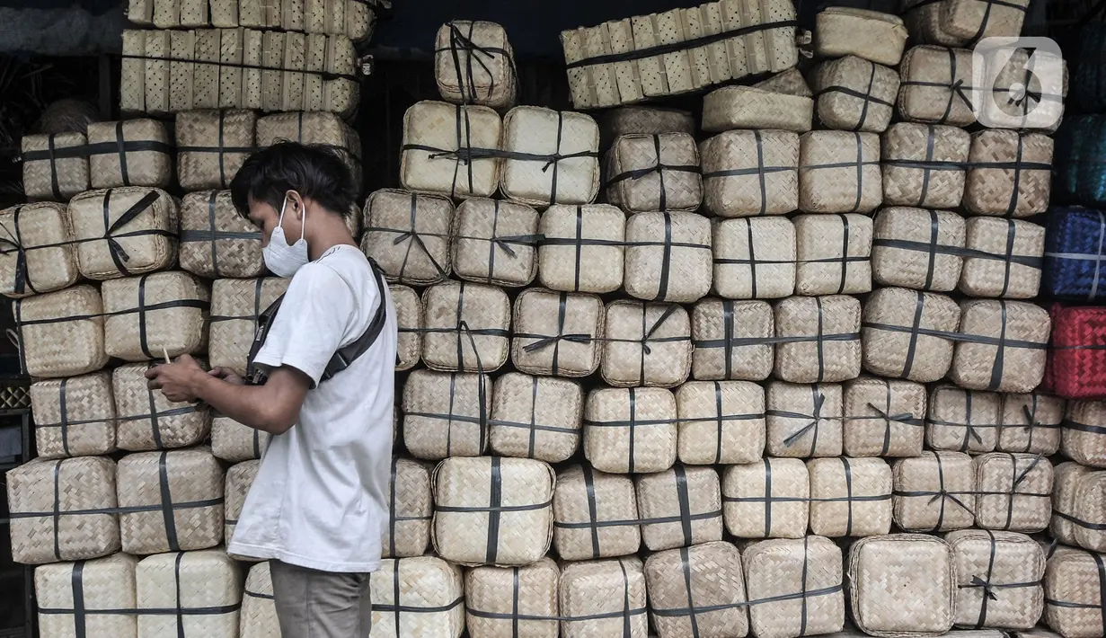 Pedagang berdiri di dekat Besek bambu yang dijual di kawasan Jatinegara, Jakarta, Senin (19/7/2021). Penurunan penjualan besek bambu akibat masih merebaknya Covid-19 serta berbagai larangan dalam aturan PPKM Darurat. (merdeka.com/Iqbal S. Nugroho)