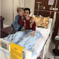 "Mereka wanita" luar biasa tetap semangat tetap bahagia Love u 😘 @juliaperrezz @riairawan Cepat sembuh kaka" ku 😘Allah selalu memberikan yang terbaik untuk kalian," tulis personel Cecepi itu. (Instagram/juliaperrezz)