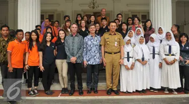 Guru dan siswa Jakarta Intercultural School (JIS) foto bersama dengan Gubernur Basuki T Purnama usai kunjungan ke Balaikota, Jakarta, Senin (21/3). Kunjungan perdana JIS ini bertujuan untuk menyampaikan komitmen sekolah. (Liputan6.com/Gempur M Surya)