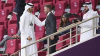Mantan pemain dan kapten Inggris, David Beckham (kedua kiri) berbicara di tribun sebelum dimulainya pertandingan grup B Piala Dunia antara Inggris dan Iran di Stadion Internasional Khalifa, di Doha, Qatar, Senin (21/11/2022). (AP Foto/Martin Meissner)