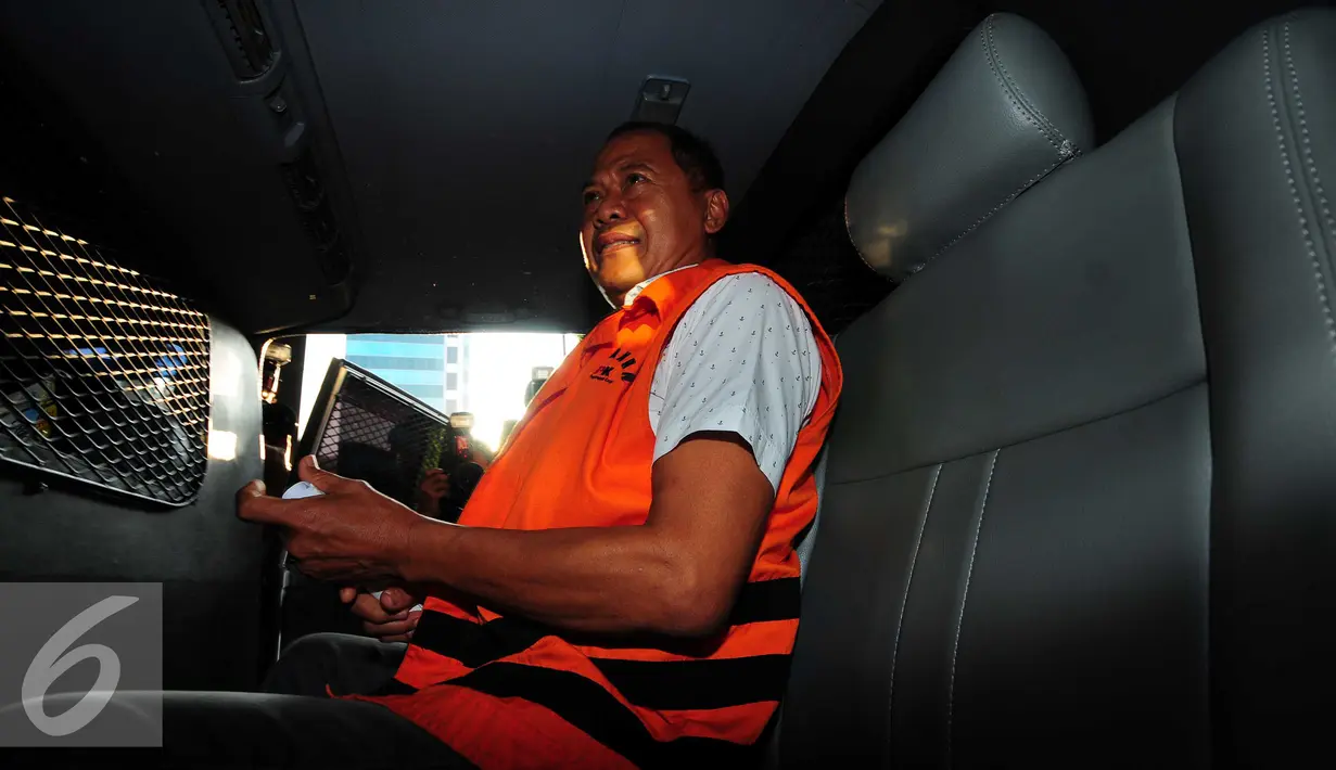 Made Meregawa mengenakan rompi tahanan berada didalam mobil tahanan usai diperiksa penyidik KPK, di Jakarta Selatan, Jumat (18/9/2015). Berkas Pemeriksaan lengkap Made Meregawa siap sidang di Bali. (Liputan6.com/Helmi Afandi)