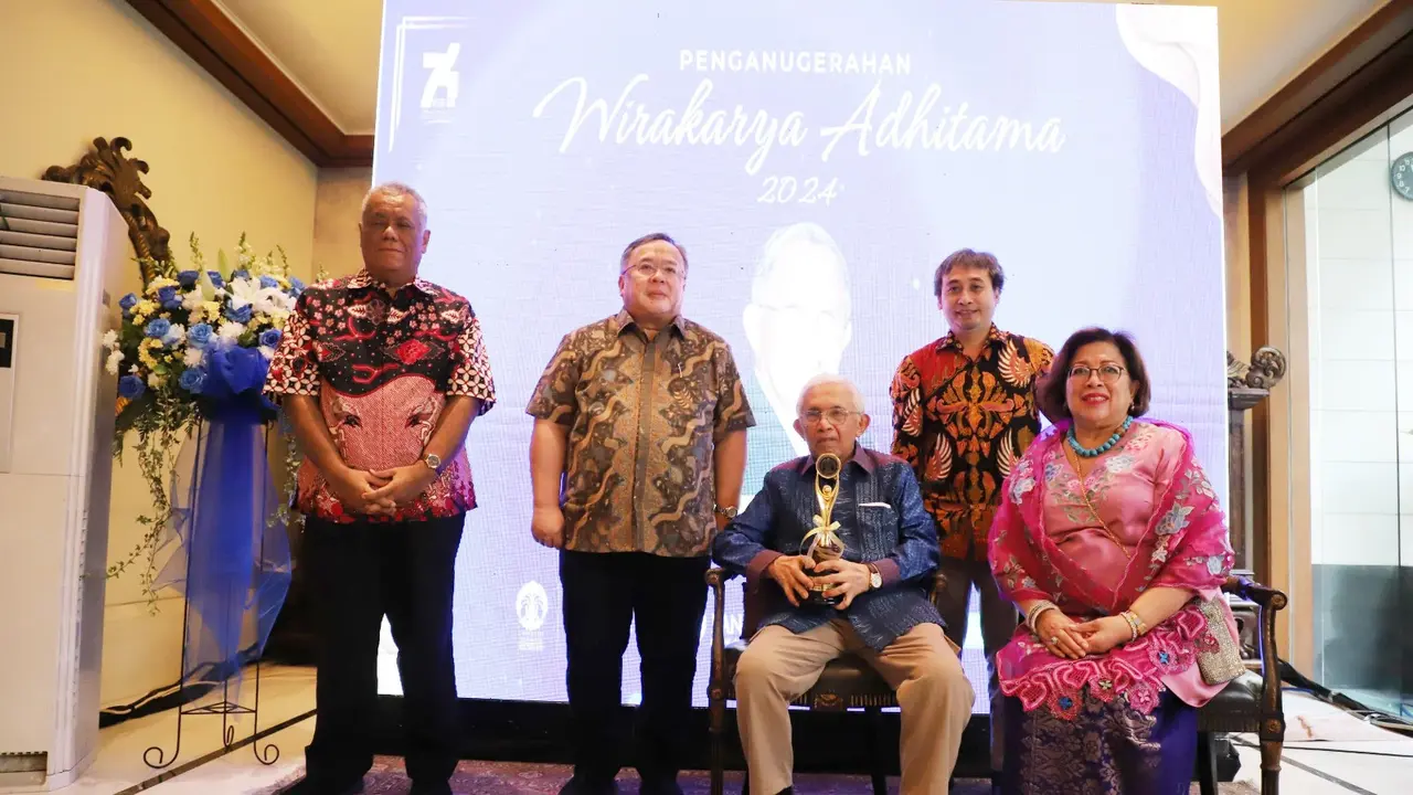 Deputi Senior Bank Indonesia periode 1999-2004 dan Ketua Badan Pemeriksa Keuangan (BPK) periode 2004- 2009 Anwar Nasution