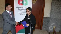Menlu Retno Marsudi (kanan) menerima Menlu Mongolia Lundeg Purevsuren disela Konferensi Tingkat-Tinggi (KTT) Asia Afrika di JCC, Selasa (21/4/2015). (Liputan6.com/Herman Zakharia)