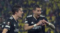 Angel Di Maria disambut rekannya Nicolo Fagioli merayakan gol ke gawang Nantes pada leg kedua play-off babak gugur Liga Europa 2022/2023, Jumat (24/2/2023) dini hari WIB. (AP Photo/Mathieu Pattier)