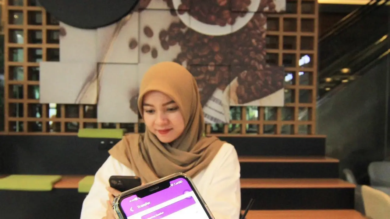 Karyawan Bank Muamalat melakukan transaksi menggunakan Muamalat DIN di Jakarta beberapa waktu lalu. (Dok Muamalat)