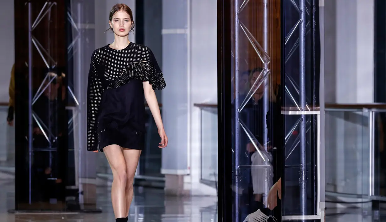 Model mengenakan busana desainer Anthony Vaccarello saat peragaan busana musim panas/dingin 2016/2017 untuk wanita di Paris , Perancis , 1 Maret 2016. (REUTERS / Benoit Tessier)