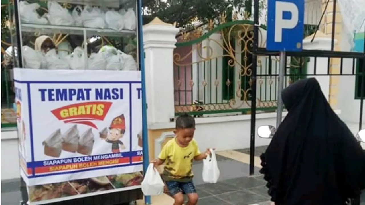 Mereka yang Berburu Surga Melalui Nasi Gratis