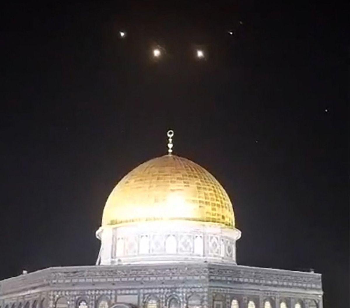 Sebuah gambar yang diambil dari rekaman video pada Minggu (14/4/2024) memperlihatkan sejumlah rudal yang ditembakkan Iran melintas di atas kompleks Masjid Al-Aqsa, Yerusalem. Garda Revolusi Iran (IRGC) melancarkan serangan langsung pertamanya ke wilayah m