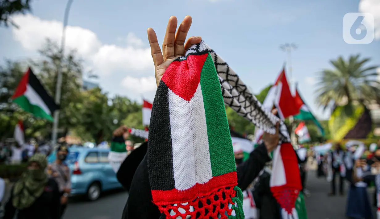 Massa Gerakan Pekerja Muslim Indonesia (GPMI) melakukan aksi solidaritas untuk Palestina di kawasan Thamrin Jakarta, Jumat (28/5/2021). Mereka menyuarakan keprihatinan atas tragedi kemanusiaan di Palestina, serta mewujudkan perdamaian dunia dan kemerdekaan atas Palestina (Liputan6.com/Faizal Fanani)