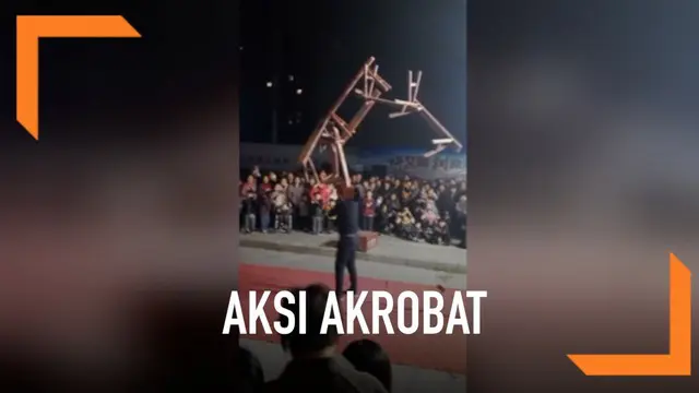 Aksi akrobat seorang pria mengangkat tujuh bangku dengan mulut di China. Diketahui ia memulai belajar akrobat sejak 30 tahun lalu.