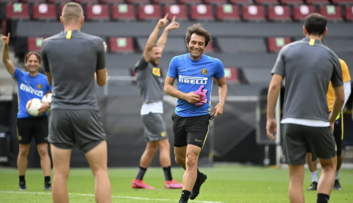 Pelatih Inter Milan Antonio Conte saat sesi latihan di Cologne, Jerman, Kamis (20/8/2020). Inter Milan akan menghadapi Sevilla di final Liga Europa. (AP Photo/Ina Fassbender, Pool)