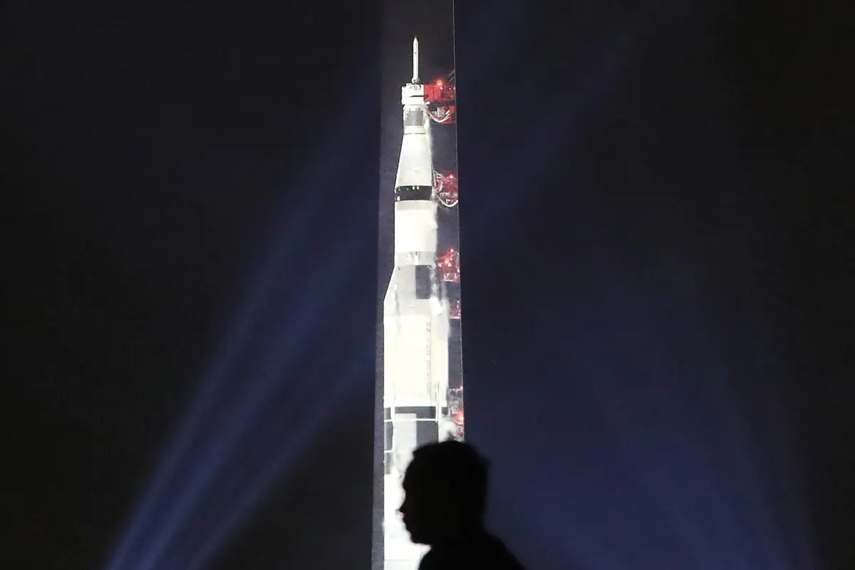 Monumen Washington Berubah Jadi Roket Saturn V