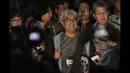 Aktivis Imam Prasodjo (kiri) dan pengacara Todung Mulya Lubis memberikan keterangan kepada awak media saat mendatangi Bareskrim Mabes Polri di Jakarta, Jumat (23/1/2015). (Liputan6.com/Miftahul Hayat)