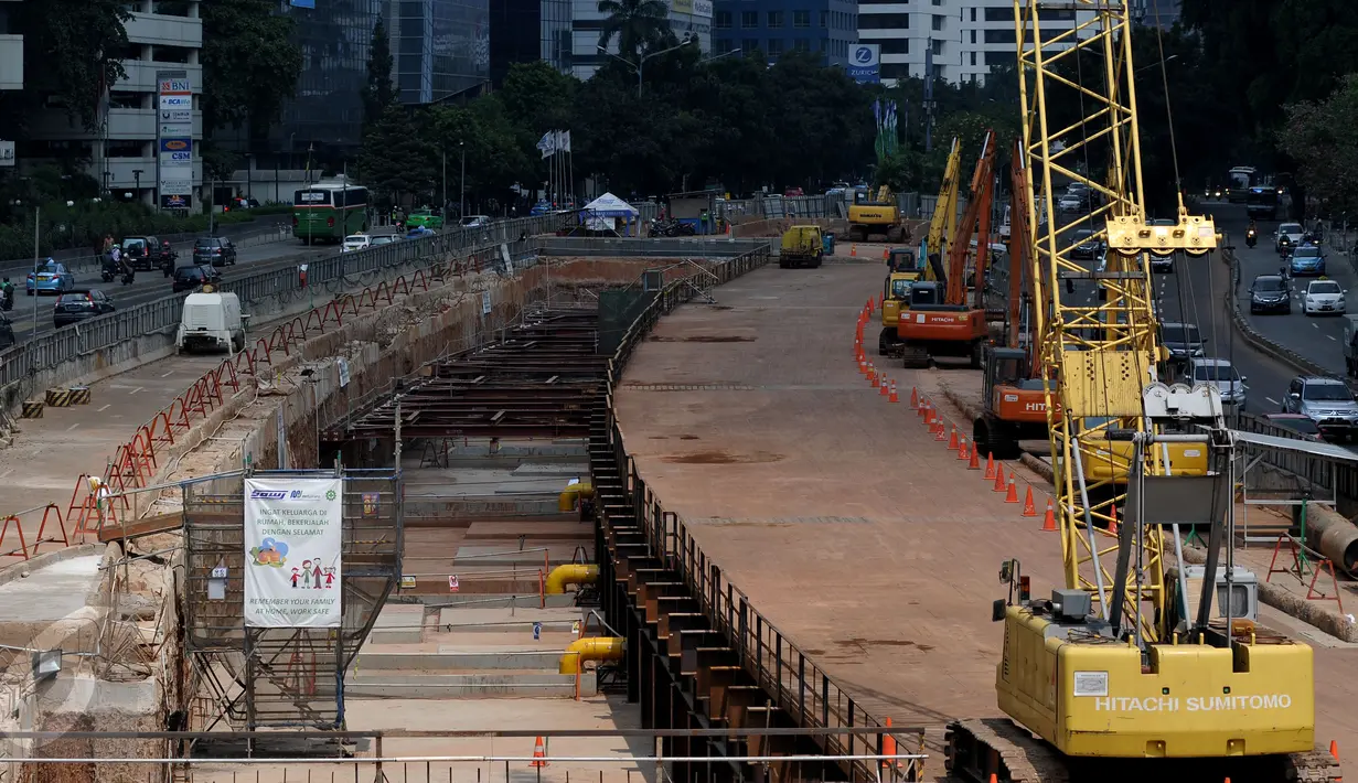 Suasana pembangunan proyek pengerjaan MRT di Jalan Sudirman-Thamrin, Jakarta, Rabu (22/7/2015). Pembangunan proyek masih berhenti sementara hingga sepekan setelah Lebaran. (Liputan6.com/Johan Tallo)