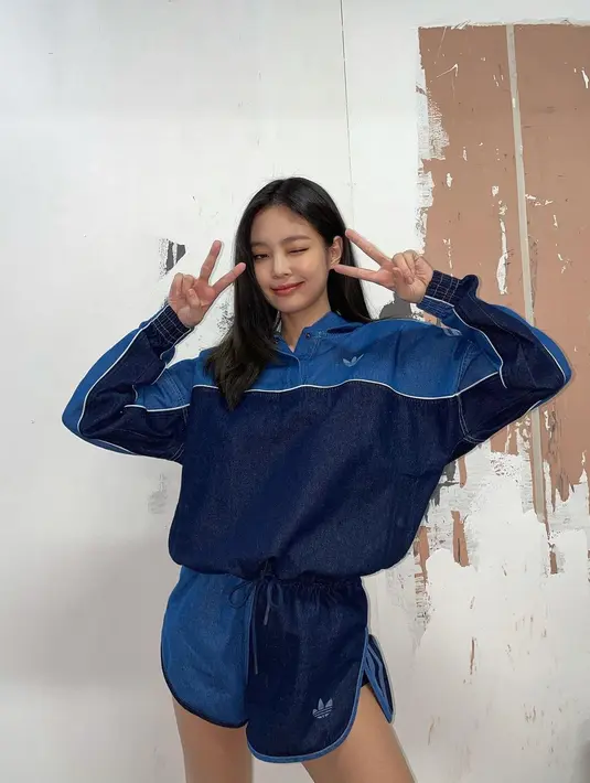 Gemas, Jennie BLACKPINK pakai atasan lengan panjang dan celana pendeknya bernuansa denim yang serasi. [Foto: Instagram/jennierubyjane]