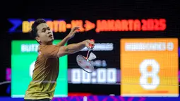 Pebulu tangkis tunggal putra Indonesia, Anthony Ginting dari tim Hurricanes berusaha mengembalikan kok ke arah Jonatan Christie dari tim Blitzers dalam laga Badminton XL 2025 di Istora Senayan, Jakarta, Sabtu (04/10/2025). (Bola.com/Bagaskara Lazuardi)