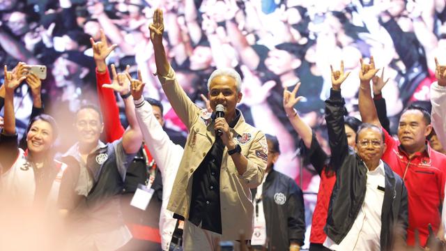 Calon presiden Ganjar Pranowo dalam acara Pesta Rakyat Ganjar-Mahfud yang digagas oleh Sahabat Ganjar di Lapangan Puputan Margarana Niti Mandala, Denpasar, Bali, Sabtu malam (20/1/2024). (Liputan6.com/Muhammad Radityo Priyasmoro)