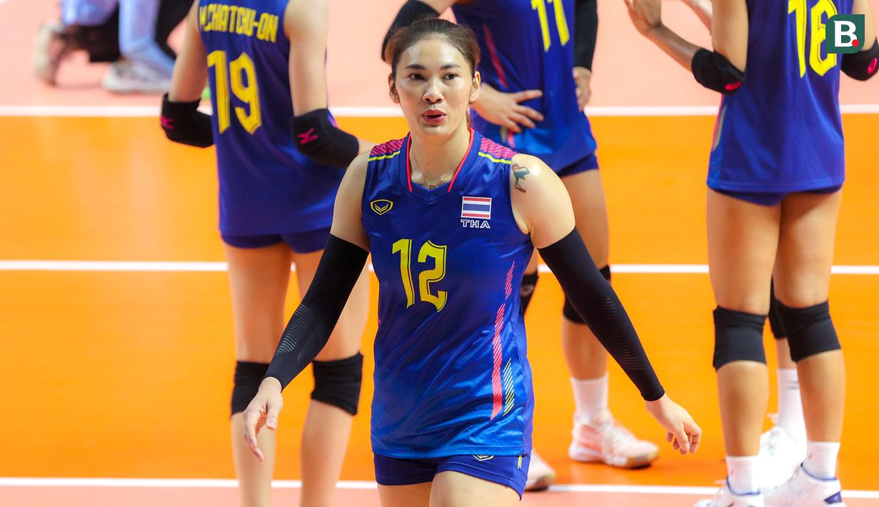 <p>Pemain Timnas Bola Voli Putri Thailand, Hattaya Bamrungsuk saat laga Grup A Bola Voli Putri SEA Games 2023 melawan Timnas Bola Voli Putri Indonesia di Olympic Complex Indoor Main Hall, Phnom Penh, Kamboja, Selasa (09/05/2023). (Bola.com/Abdul Aziz)</p>
