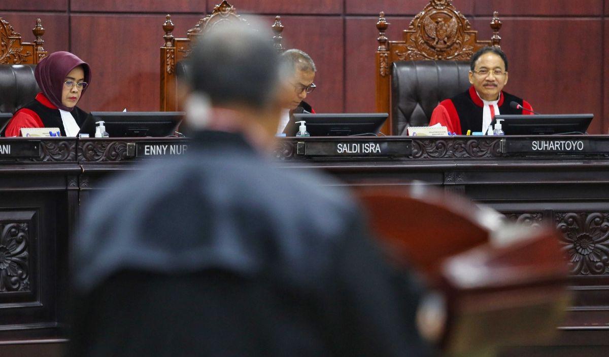 Menjawab hal itu, Suhartoyo menyatakan keberatan pihak pemohon 2 atau dari Tim Ganjar-Mahfud akan dicatat oleh Mahkamah.<br>