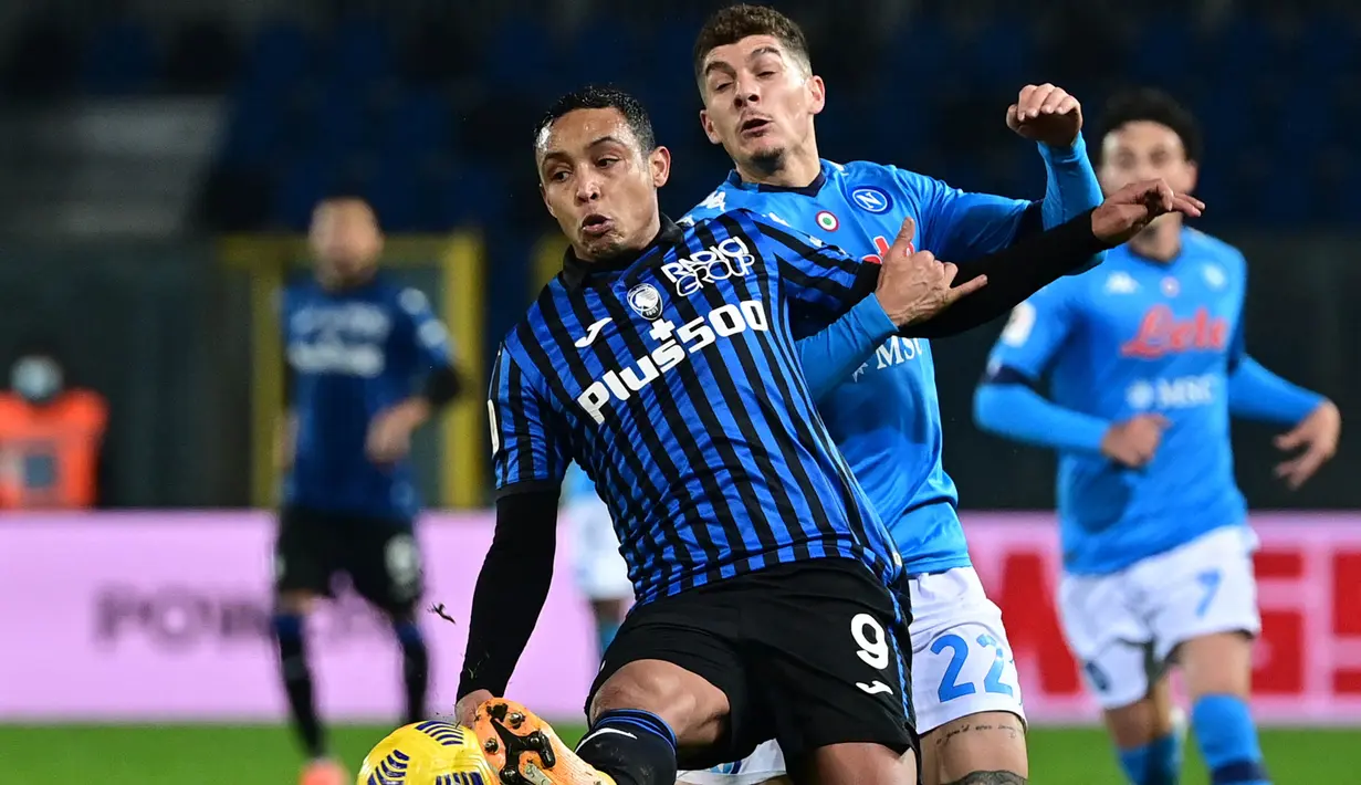 Striker Atalanta, Luis Muriel (depan) menguasai bola dibayangi bek Napoli, Giovanni di lorenzo dalam laga leg kedua semifinal Coppa Italia 2020/21 di The Azzurri d'Italia Stadium, Rabu (10/2/2021). Atalanta menang 3-1 atas Napoli. (AFP/Miguel Medina)