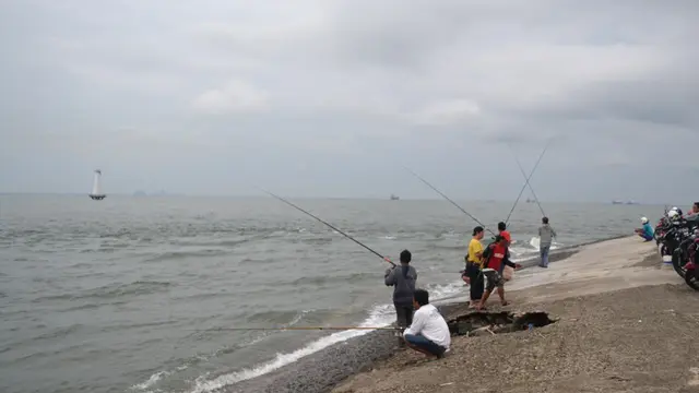 Pantai Teluk Penyu Cilacap, sore hari. (Foto: Liputan6.com/Muhamad Ridlo).